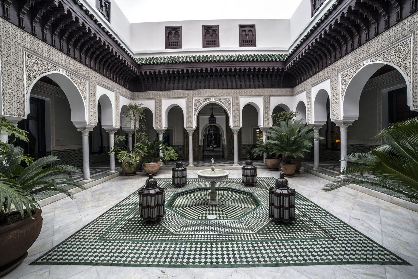 Patio d'un riad à Marrakech, arcs et fontaine